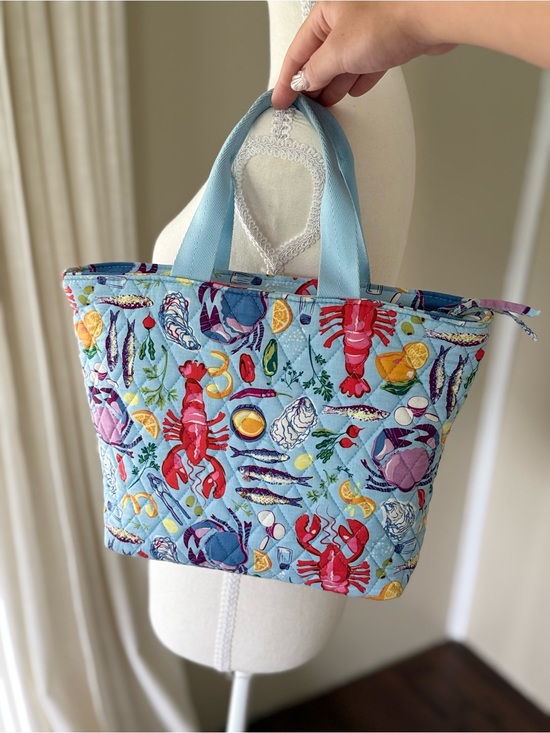 Vera Bradley Handbags - Rare Vera Bradley Lunch Tote Seafood Boil Retired Pattern Quilted Cotton Bag